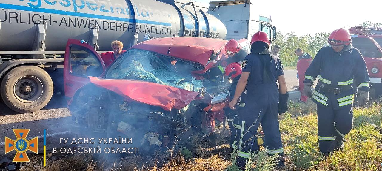Аварія на трасі Одеса – Рені: легковик зіштовхнувся з вантажівкою, є постраждалий (фото, відео, оновлено) «фото»