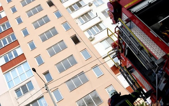 У «Райдужному» спалахнула квартира на 13-му поверсі (фото, відео) «фото»