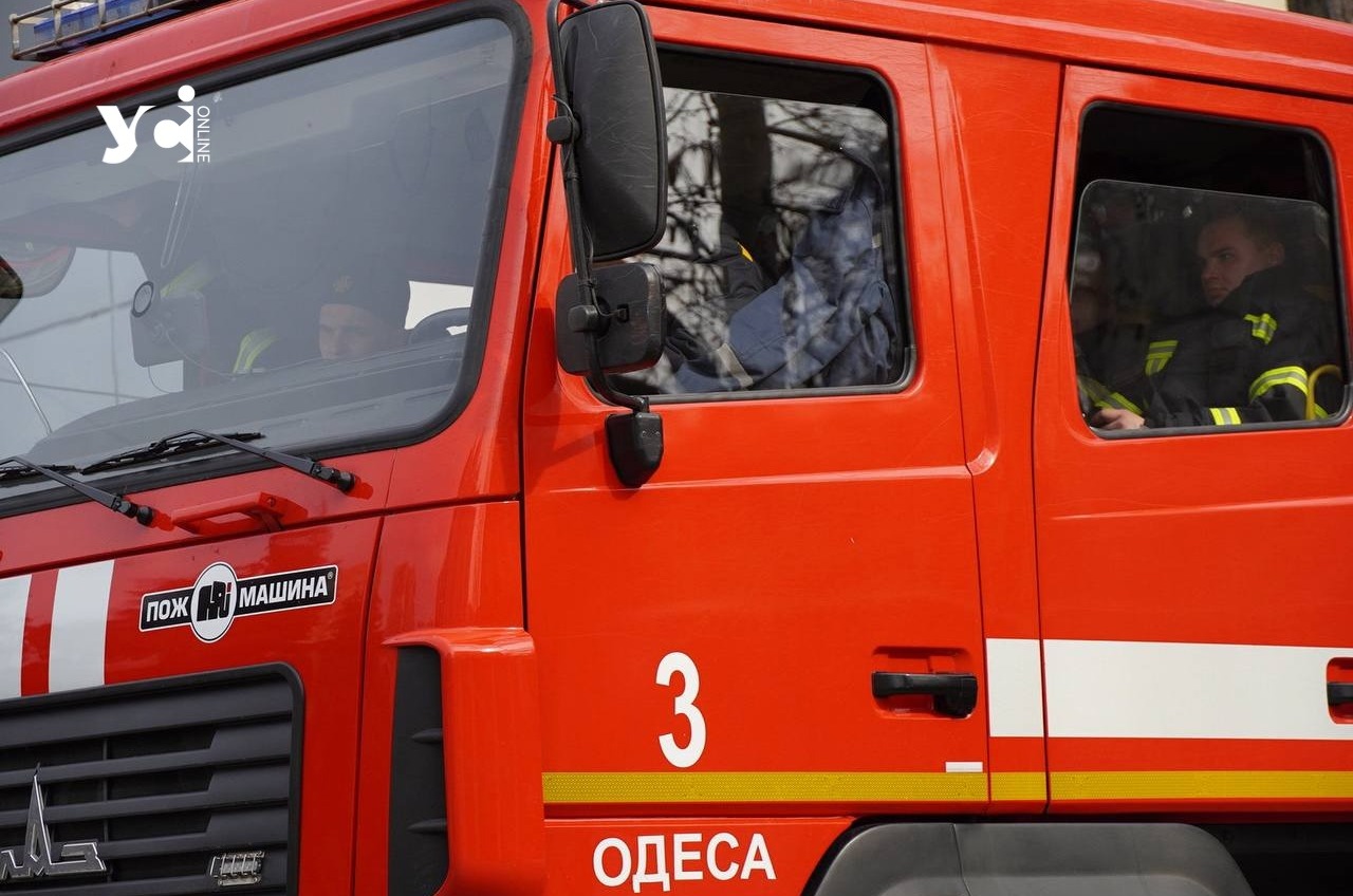 В Одесі сильно горить будівля у Суворовському районі «фото»