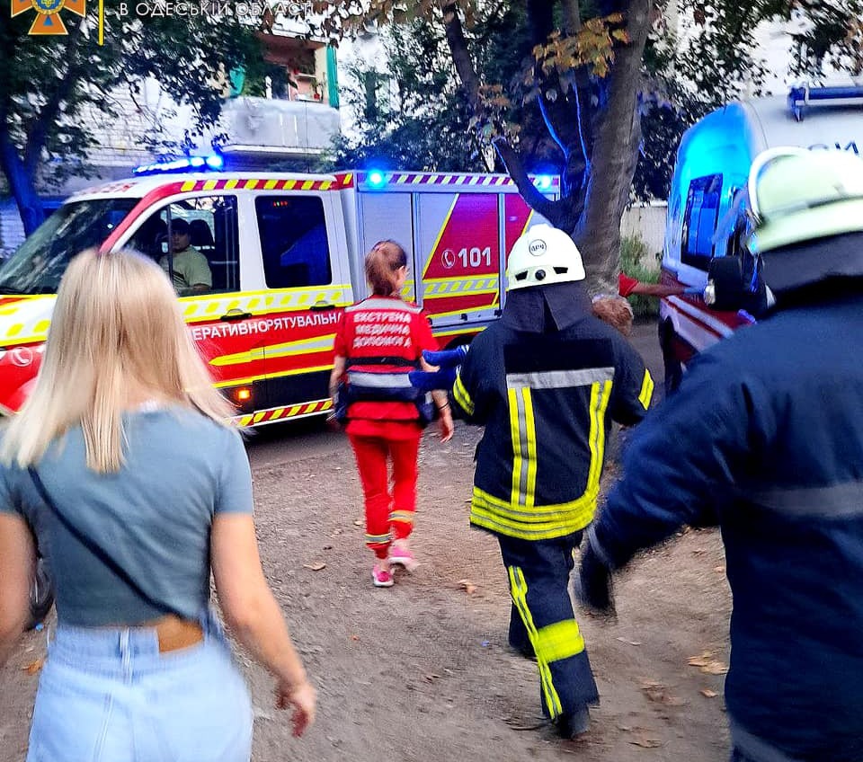 В Одесі рятувальники допомогли дитині, ніжка якої застрягла у гойдалці (фото) «фото»