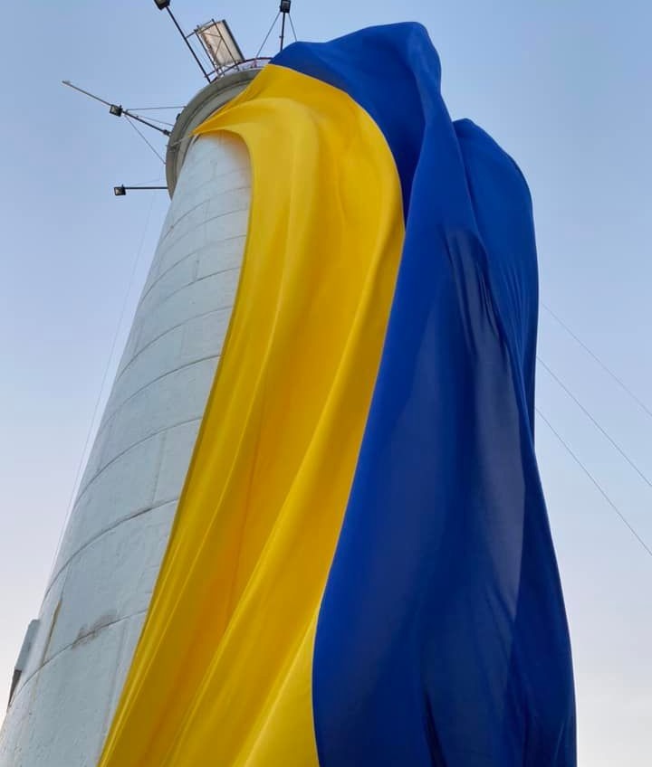 В Одесі розгорнули великий прапор України на Воронцовському маяку (фото) «фото»