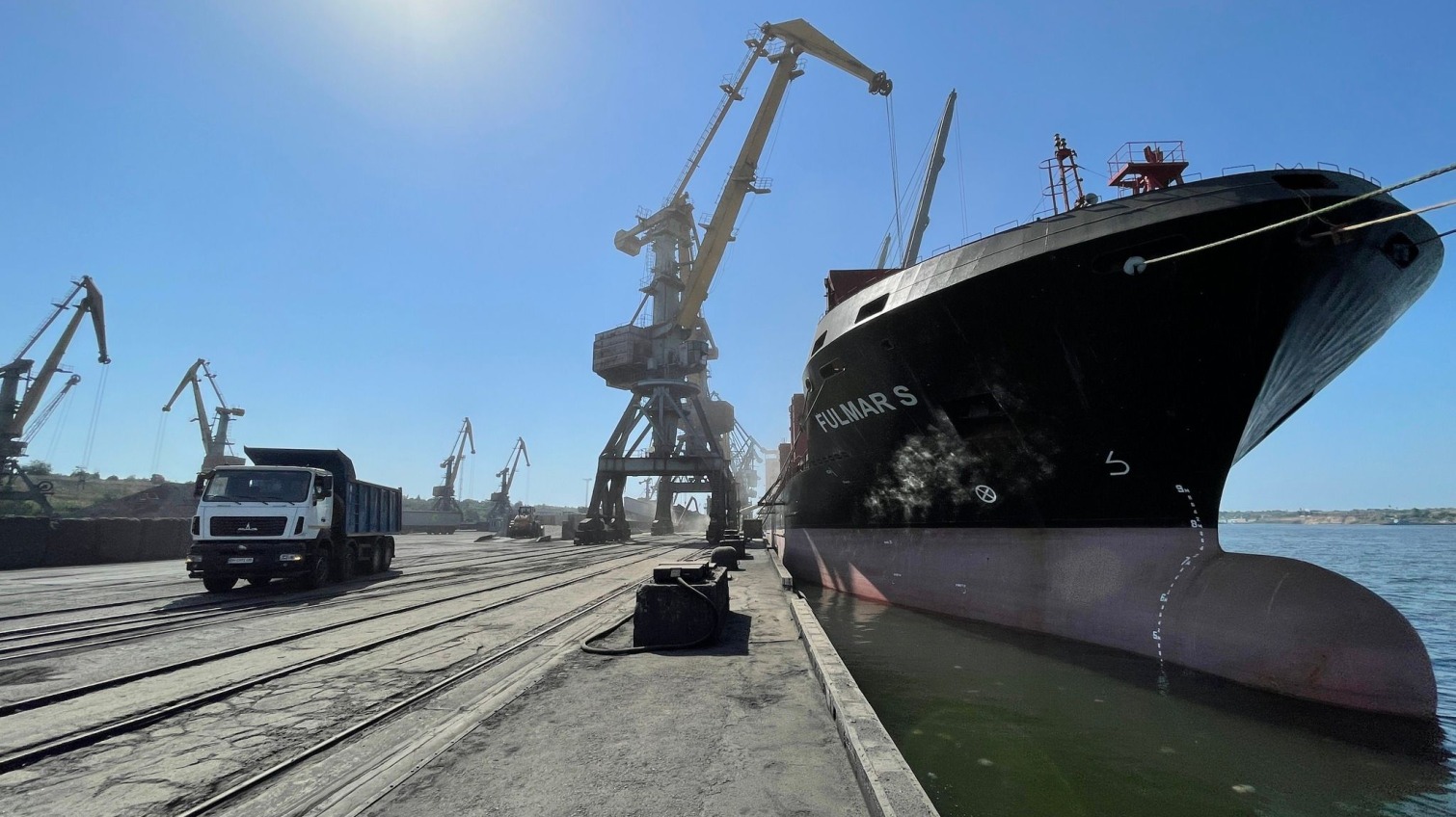 В порту «Южний» відновили обробку вантажів (фото) «фото»