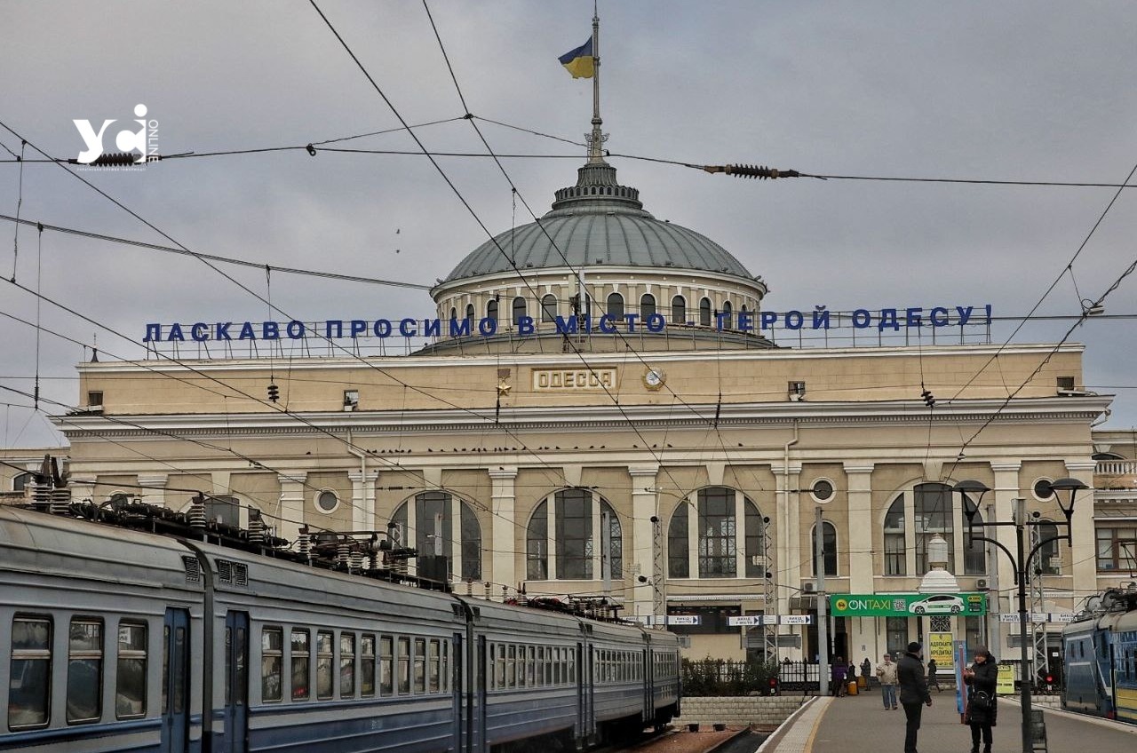 З фасаду Одеського вокзалу демонтують радянські символи (відео, ОНОВЛЕНО) «фото»