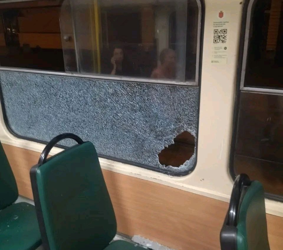 «Внутрішні орки»: в Одесі вандали кинули келих від пива у вікно трамвая (фото) «фото»