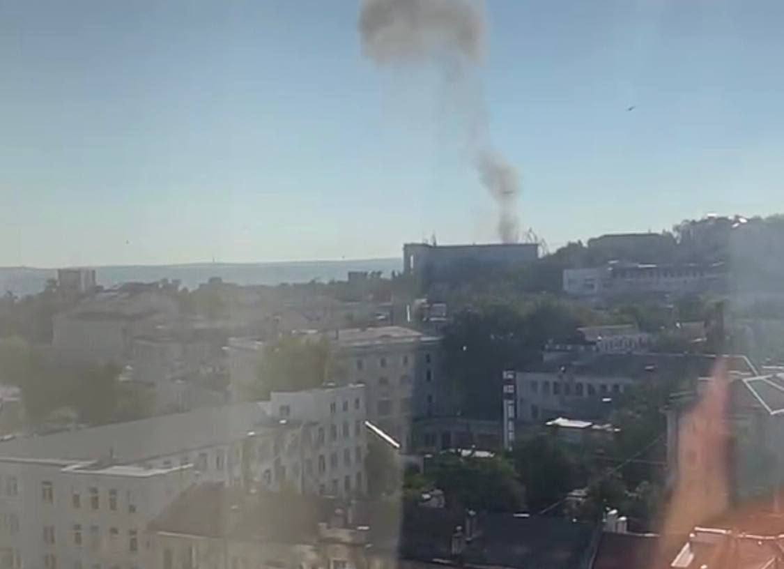 На дах будівлі штабу чорноморського флоту в Севастополі впав безпілотник «фото»