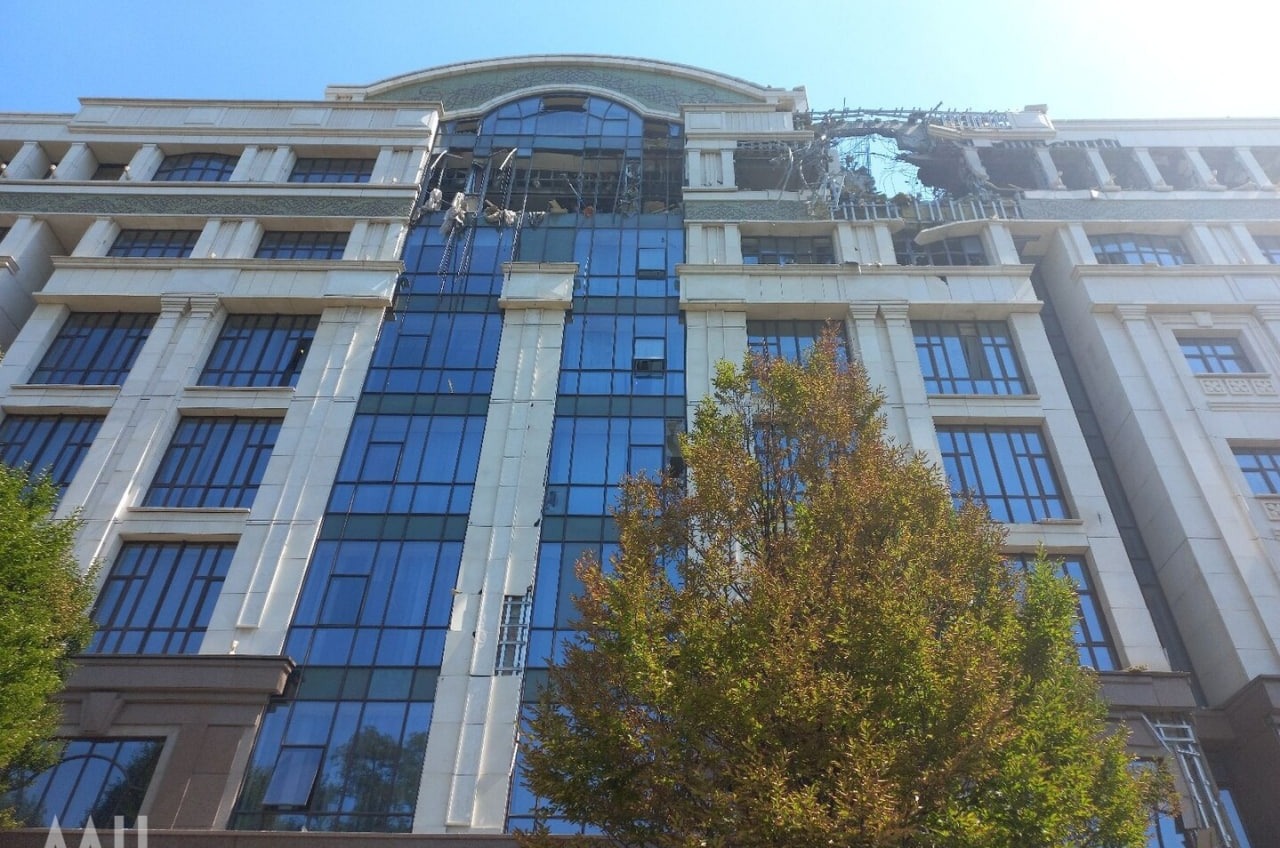 У Донецьку снаряд потрапив до будівлі штабу «голови ДНР» (фото) «фото»