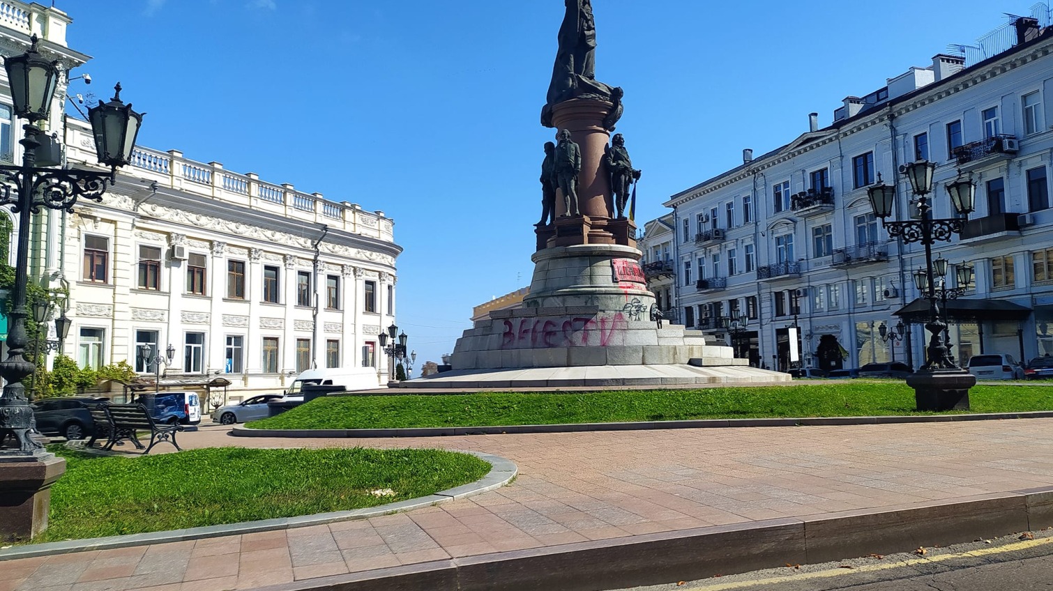 В Одесі з’явились нові написи на пам’ятнику Катерині ІІ: реєстрація на обговорення цієї теми завершилась «фото»