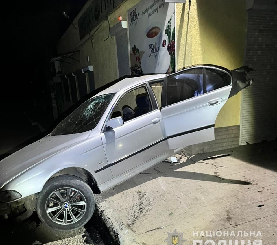 Машина вщент, пасажир загинув: на Одещині водій врізався у стіну (фото) «фото»