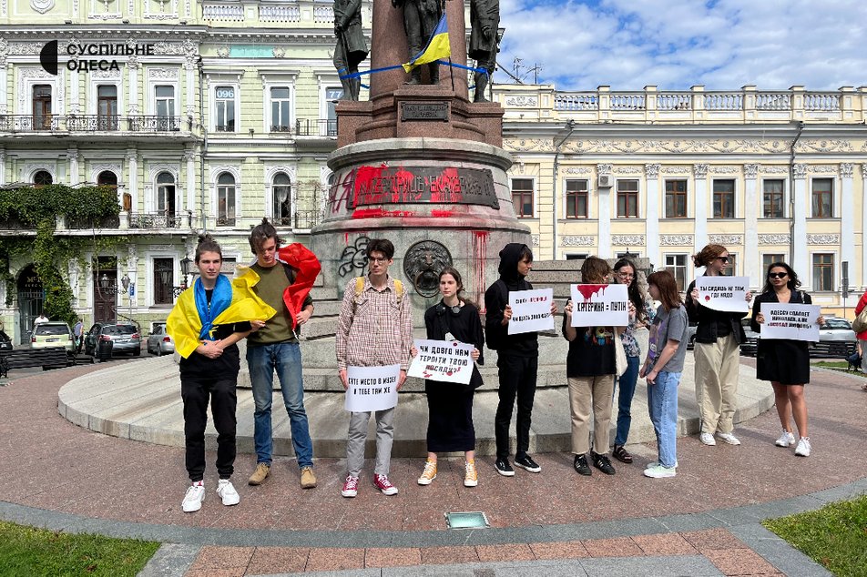 “Катерина – Путін”: одесити протестують біля пам’ятника російській цариці (фото) «фото»