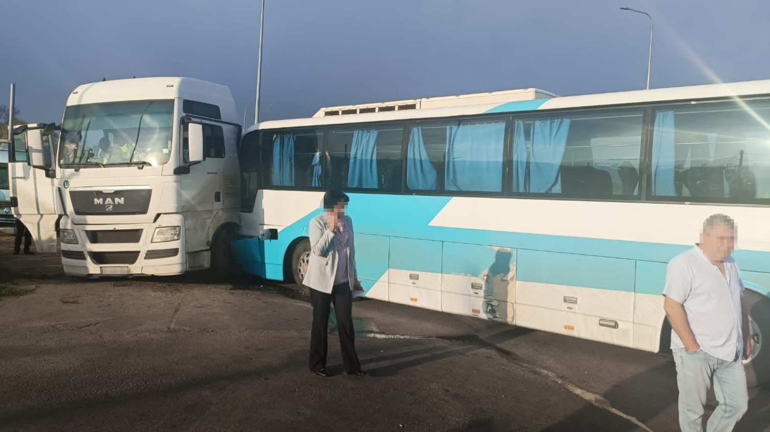 Між Одесою та Южним зіткнулися автобус та вантажівка: 17 постраждалих (фото) «фото»