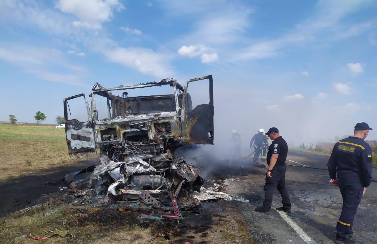 На трасі Одеса – Рені в аварії з пожежею загинув водій та його дворічний син (ОНОВЛЕНО, фото) «фото»