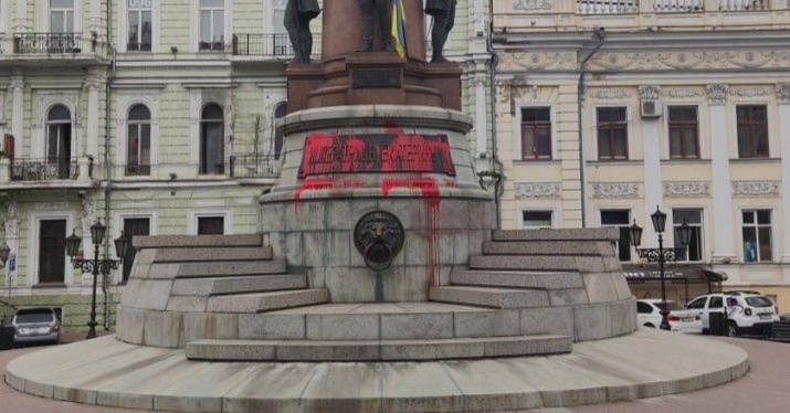 Пам’ятник Катерині в Одесі знов облили червоною фарбою «фото»