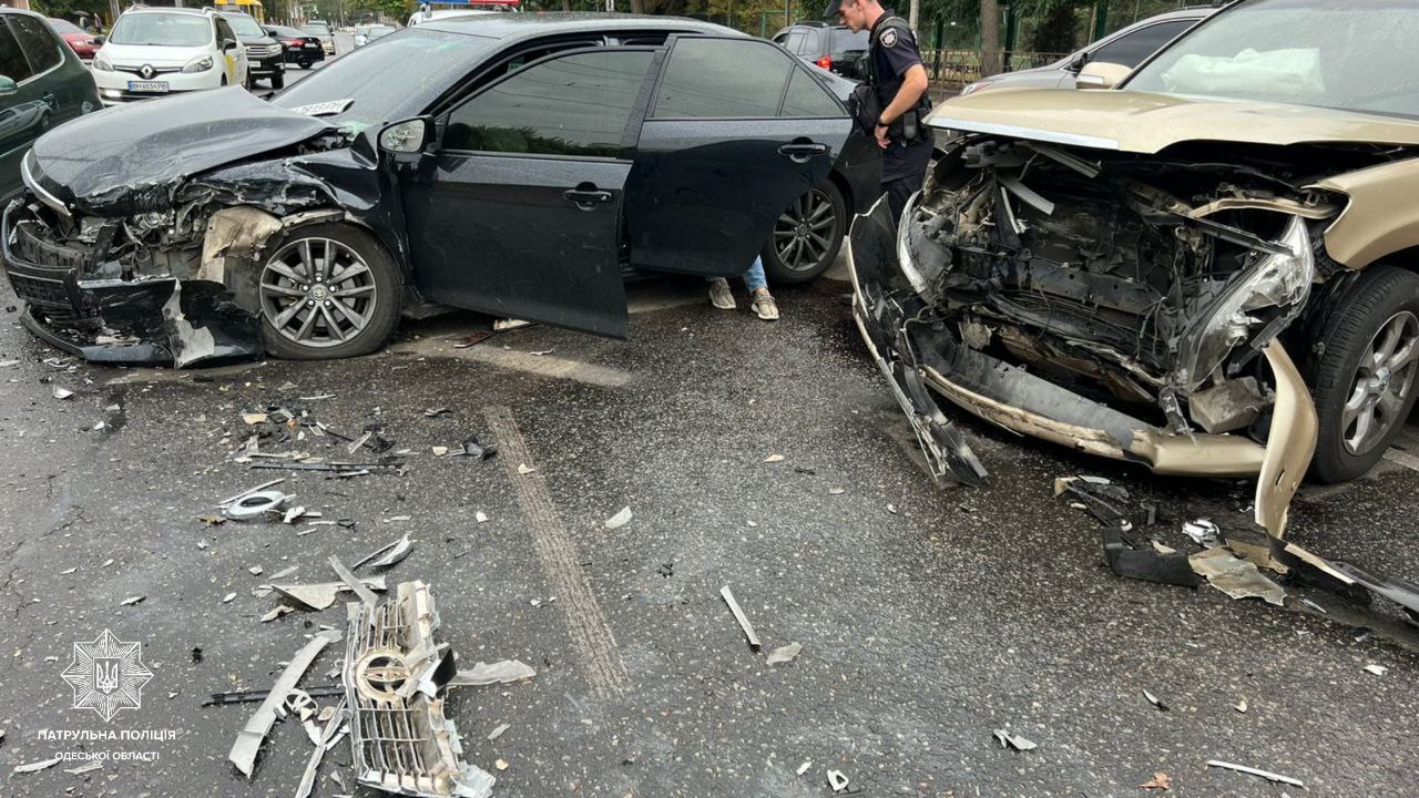 Аварія на Фонтанській дорозі: до лікарні доставили двох пасажирів «фото»