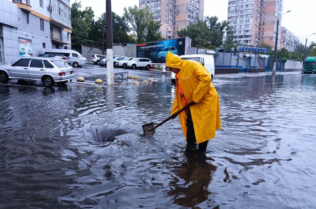 Підтоплення в Одесі: на дорогах чергує комунальна спецтехніка (фото) «фото»