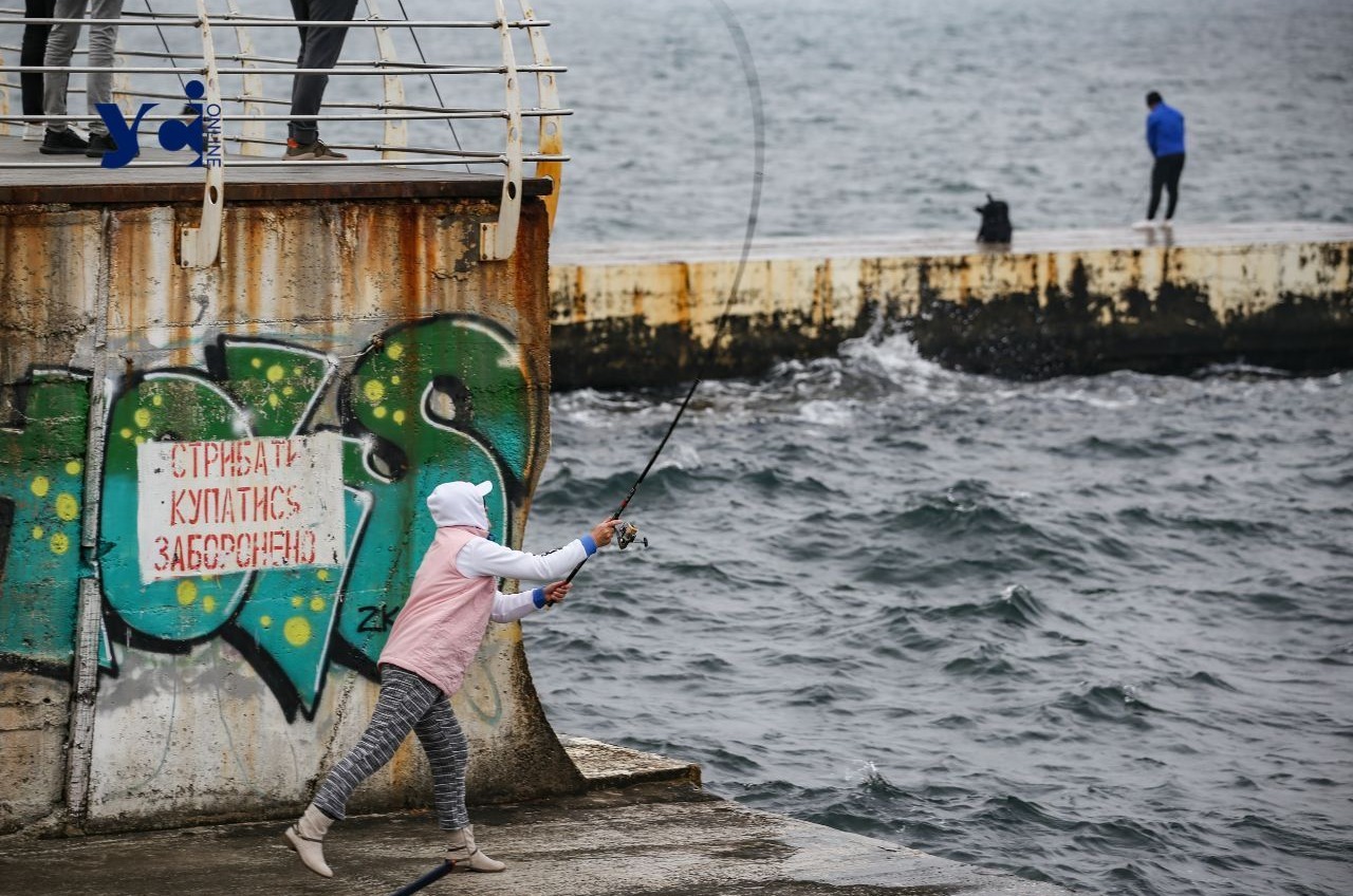 На саргана: одеські рибалки на набережній Ланжерона (фото) «фото»