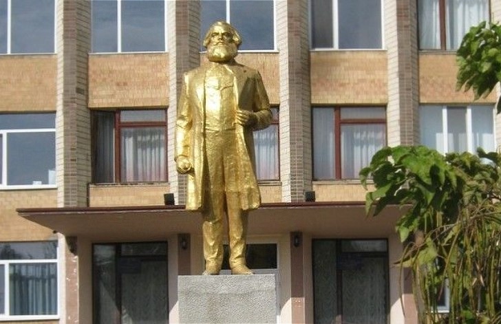 В Одеській області знесли “золотий” пам’ятник Марксу (фото) «фото»
