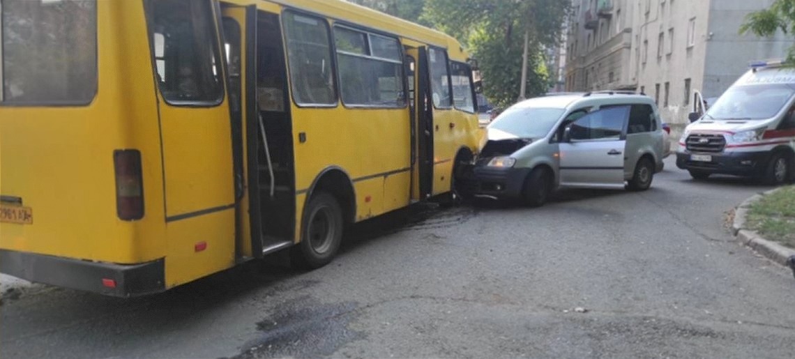 Аварія на Михайлівській площі: постраждали пасажири маршрутки (фото) «фото»