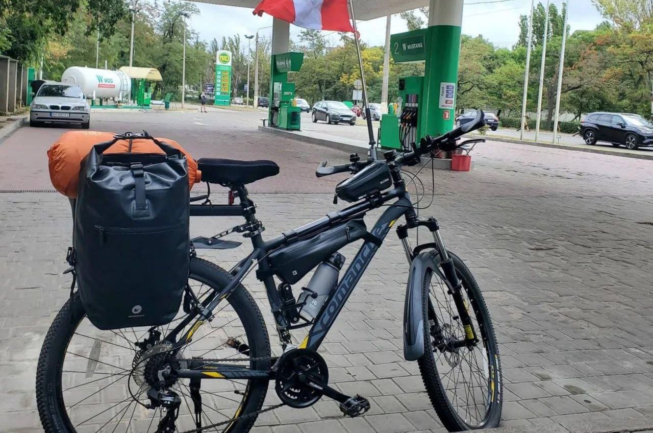 Одеський перуанець на велосипеді збирає кошти на волонтерську автівку (фото) «фото»