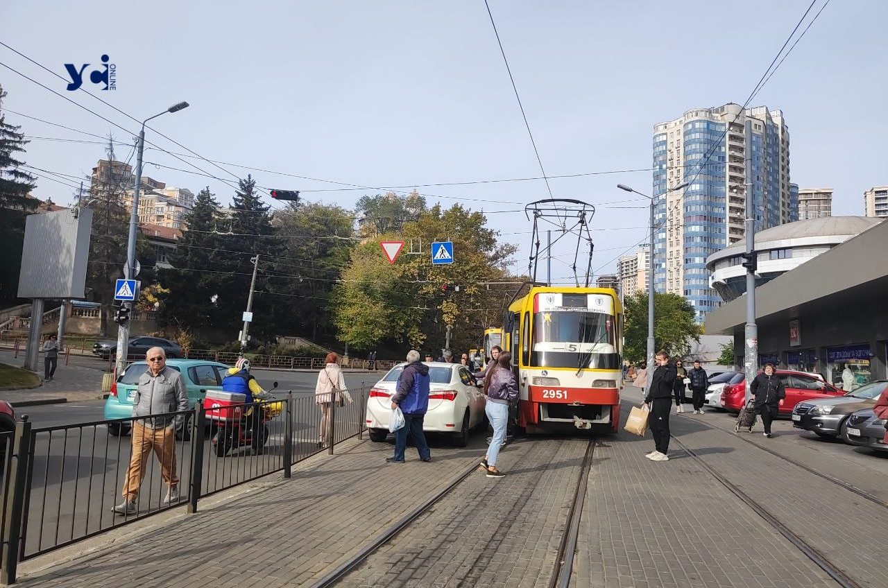 «Бог парковки» зупинив трамваї в одеській Аркадії (фото) «фото»