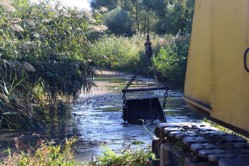 Врятувати озера: на Одещині розпочали розчистку каналу (фото) «фото»