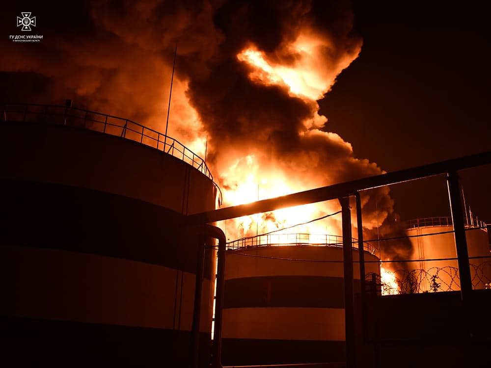 Через атаки окупантів у Миколаєві горіли резервуари з олією (фото) «фото»