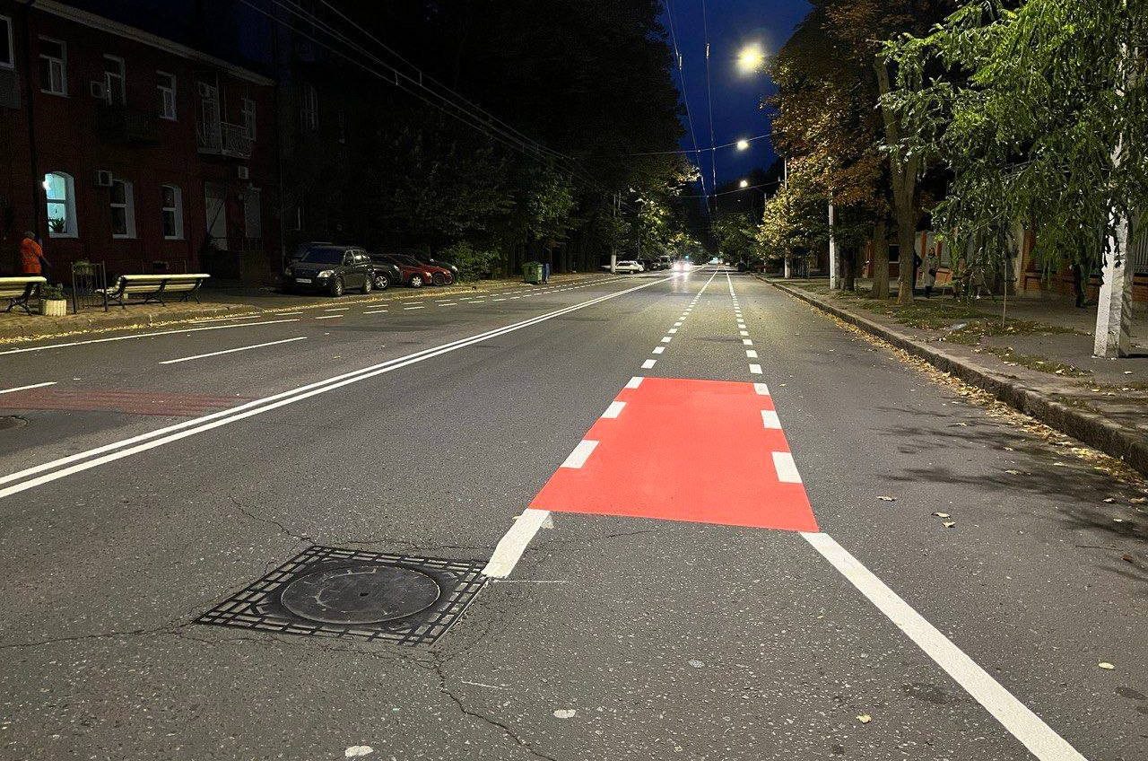 Нові знаки та червоні велодоріжки – у центрі Одеси змінили схему руху (фото) «фото»