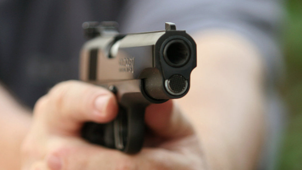 На Одещині п’яний чоловік погрожував пістолетом відвідувачам магазину «фото»