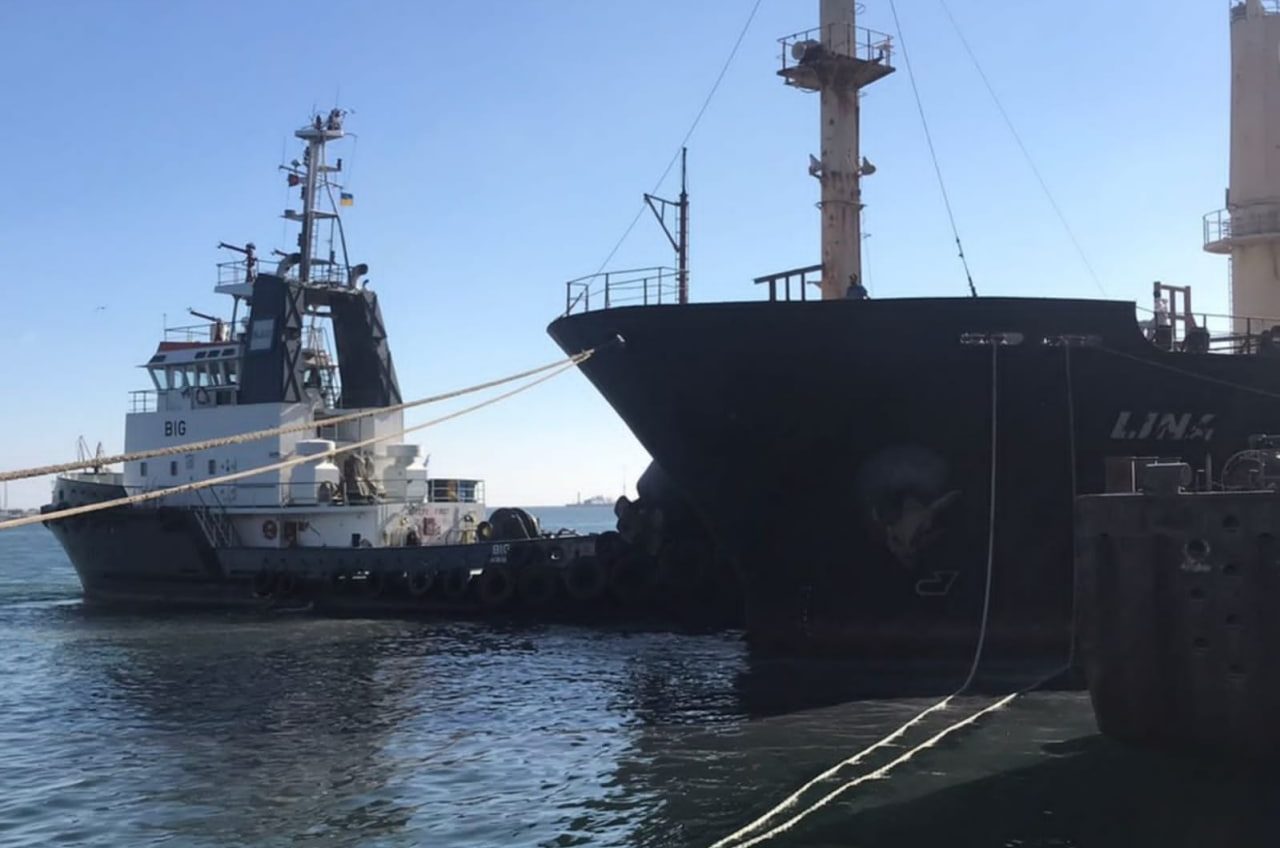Шість суден з зерном вийшли з портів Одещини «фото»