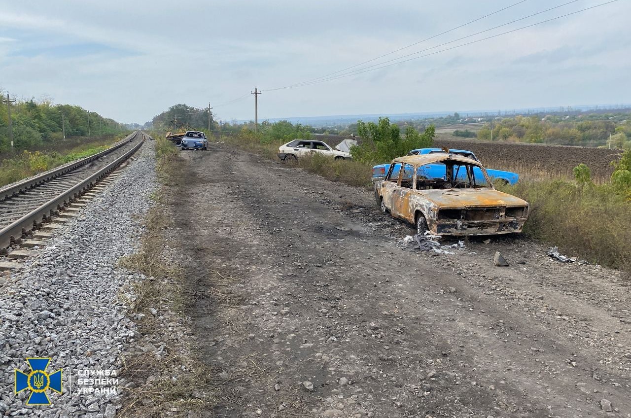 На Харківщині знайшли обстріляну колону з автомобілями: є загиблі (фото) «фото»