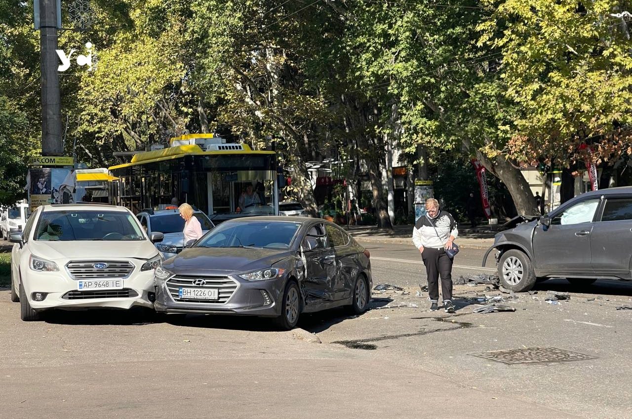 На проспекті Шевченка зіткнулися три автівки (фото) «фото»