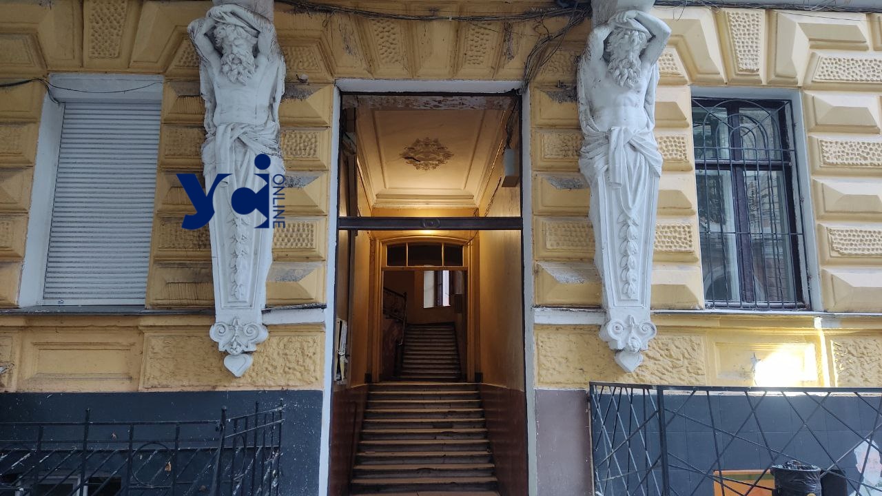 Дочекалися: у будинку в центрі Одеси повернуть багатостраждальні старовинні двері (фото) «фото»