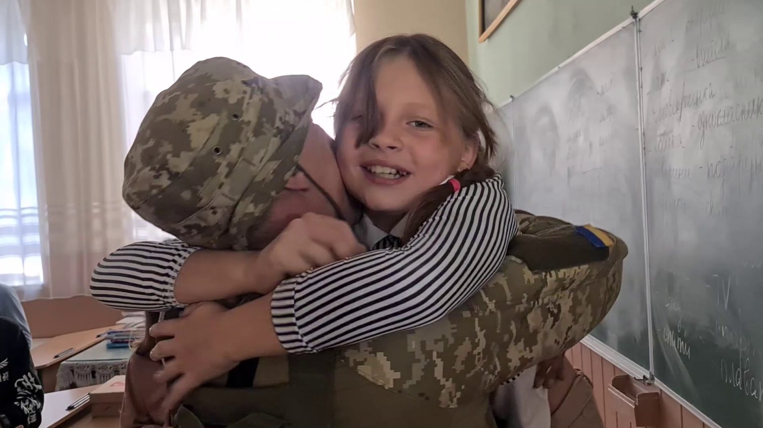 Зворушлива зустріч: як одеській прикордонник повернувся з фронту (відео) «фото»