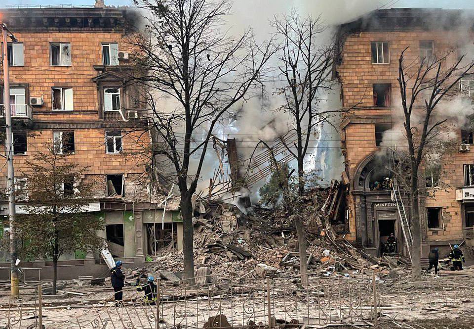 Запоріжжя: окупанти вдарили ракетами по багатоповерхівках – є жертви (фото, відео) «фото»