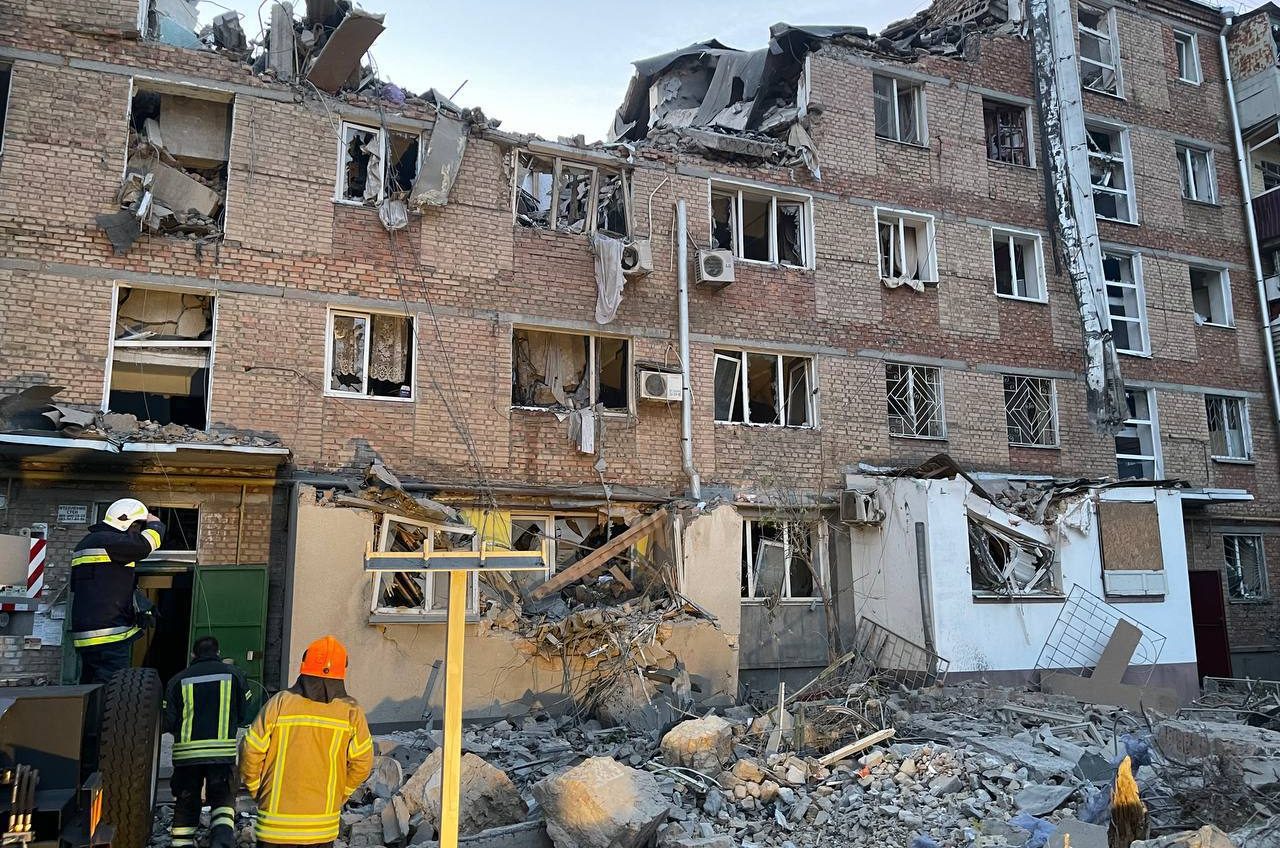 Ворожий удар по Миколаєву: зі зруйнованої п’ятиповерхівки врятували дитину (фото, відео, ОНОВЛЕНО) «фото»