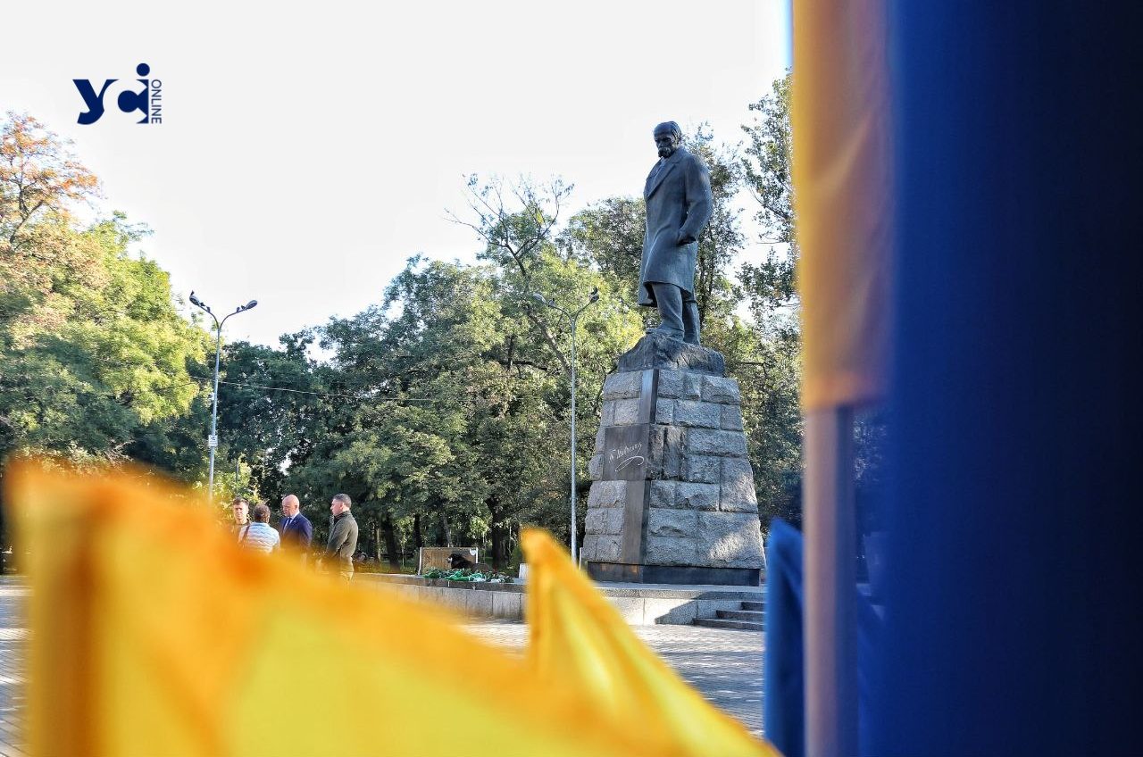 До пам’ятника Шевченку в Одесі поклали квіти (фото) «фото»