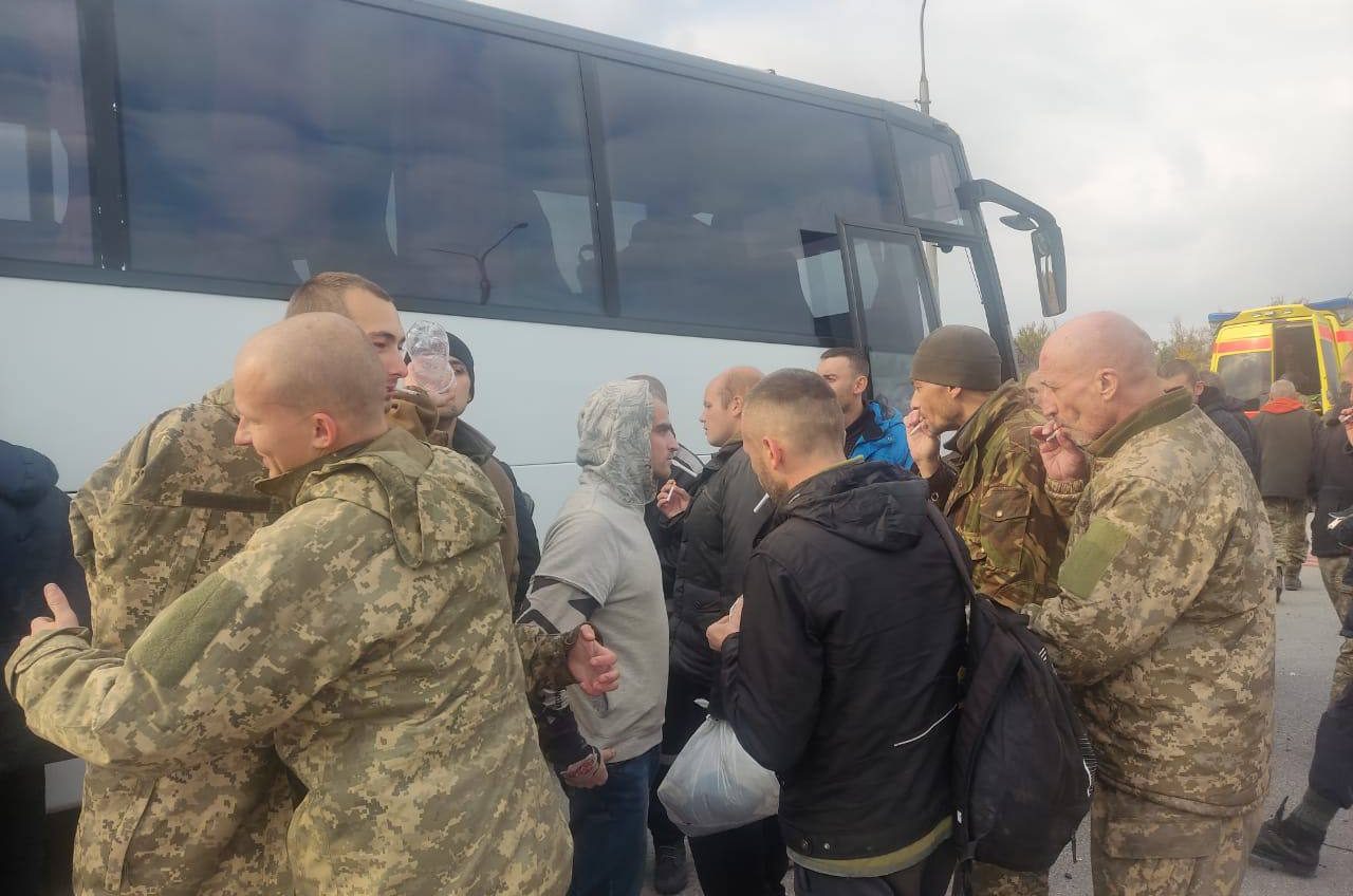 Україна повернула з полону 52 військових: серед них моряк з острова Зміїний (відео) «фото»