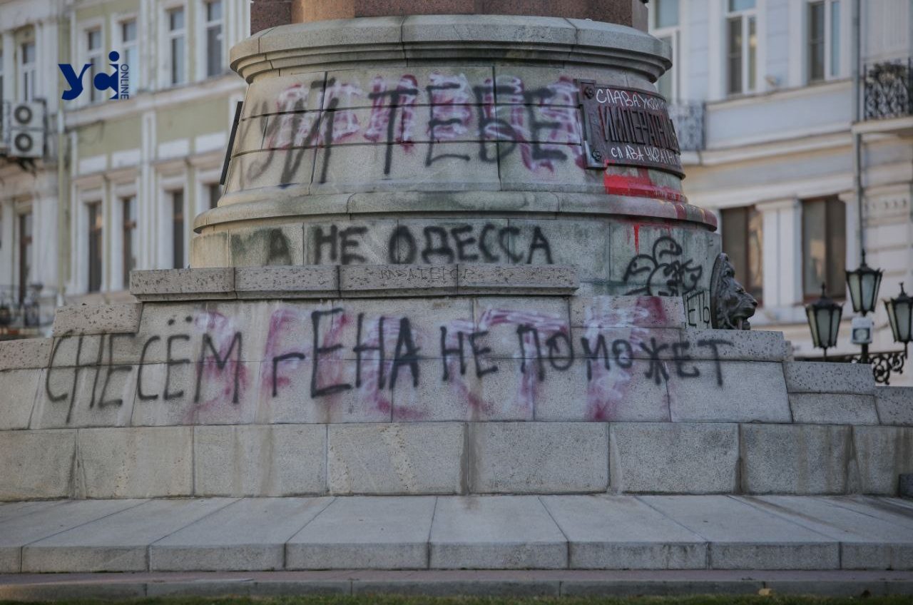 На пам’ятнику Катерині в Одесі з’явилися нові написи (фото) «фото»