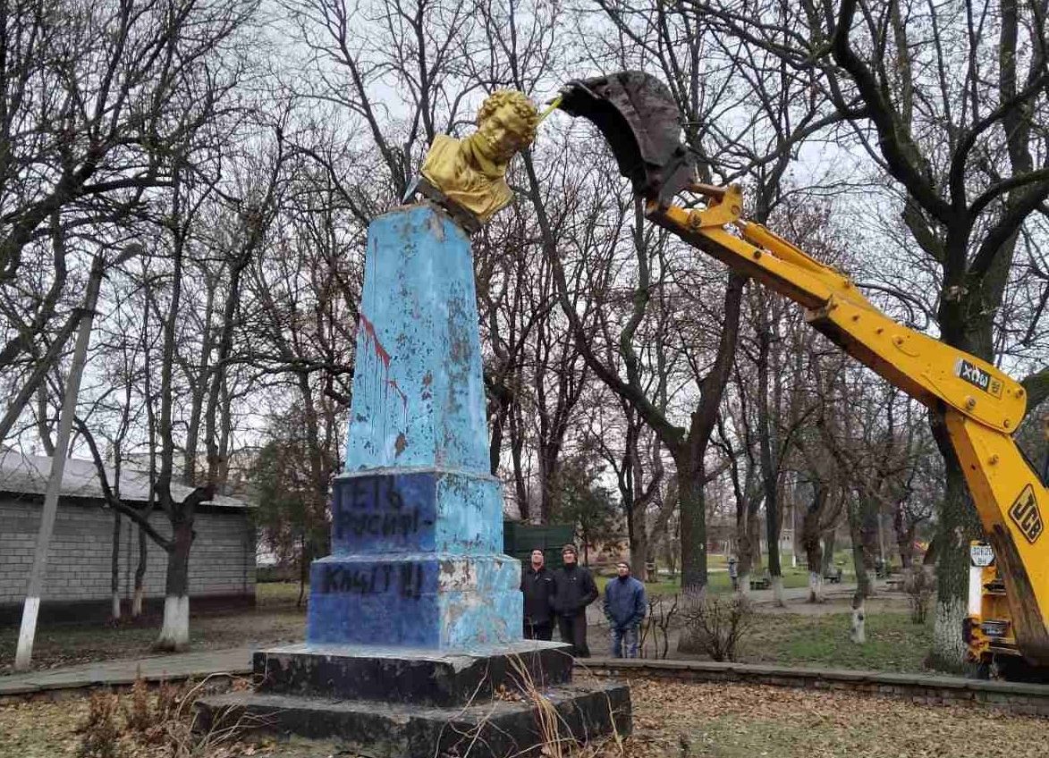 Місто на Одещині позбулося пам’ятника Пушкіну: як це було (фото) «фото»