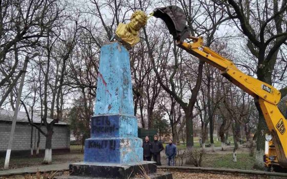 Місто на Одещині позбулося пам’ятника Пушкіну: як це було (фото) usionline.com Місто на Одещині позбулося пам’ятника Пушкіну: як це було (фото) «фото»