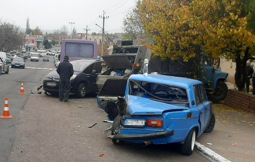 На Одещині через сміттєвоз сталося ДТП з шістьма машинами (фото) «фото»