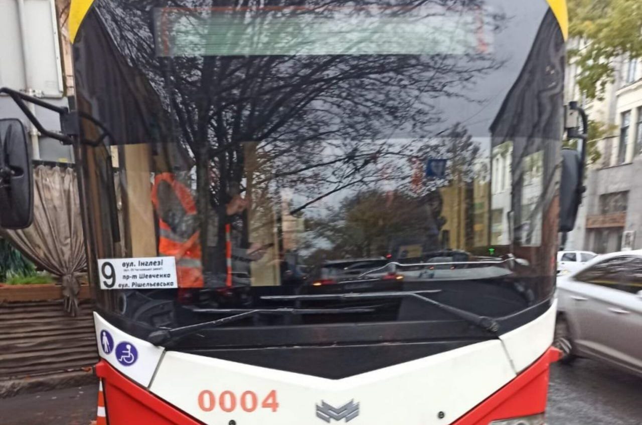 В Одесі вандал зламав новий тролейбус (фото) «фото»