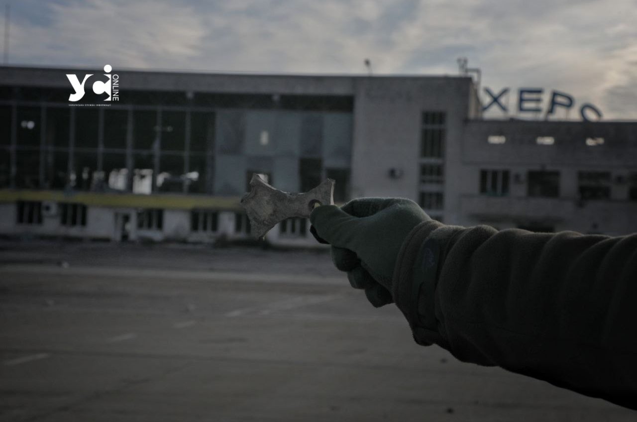 Знищена техніка та руїни: кадри з аеродрому в Чорнобаївці (фото) «фото»