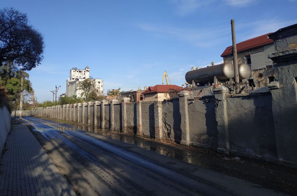 Маріуполь: окупанти заманюють робітників з заводів на будівництво укріплень на Херсонщині (фото) «фото»
