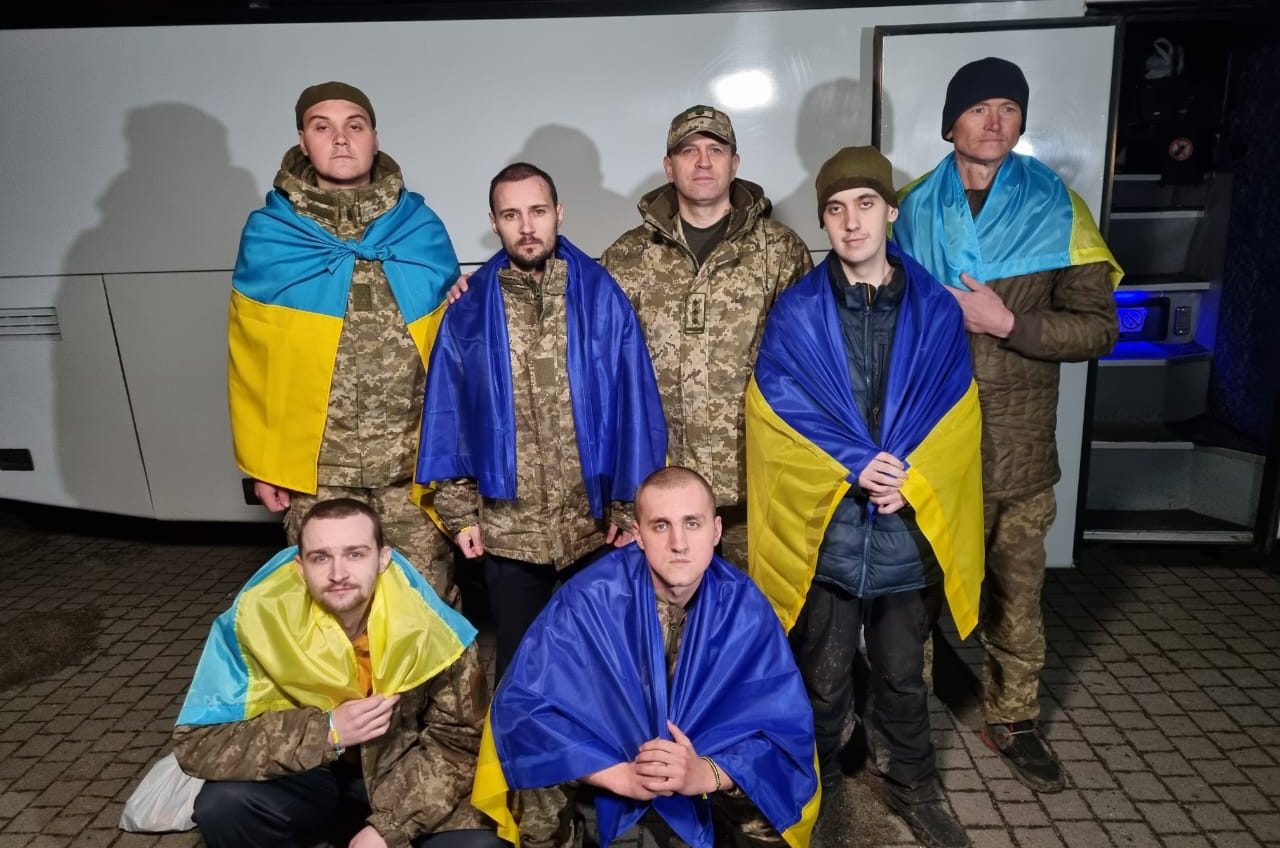 Обмін полоненими: в Україну повернули 50 захисників, 7 з них – з острова Зміїний (фото) «фото»