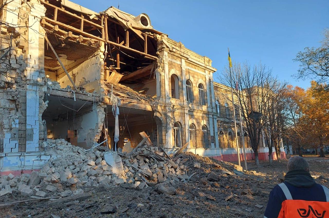 У Миколаєві рашисти зруйнували школу та житловий будинок, загинула жінка (фото) «фото»