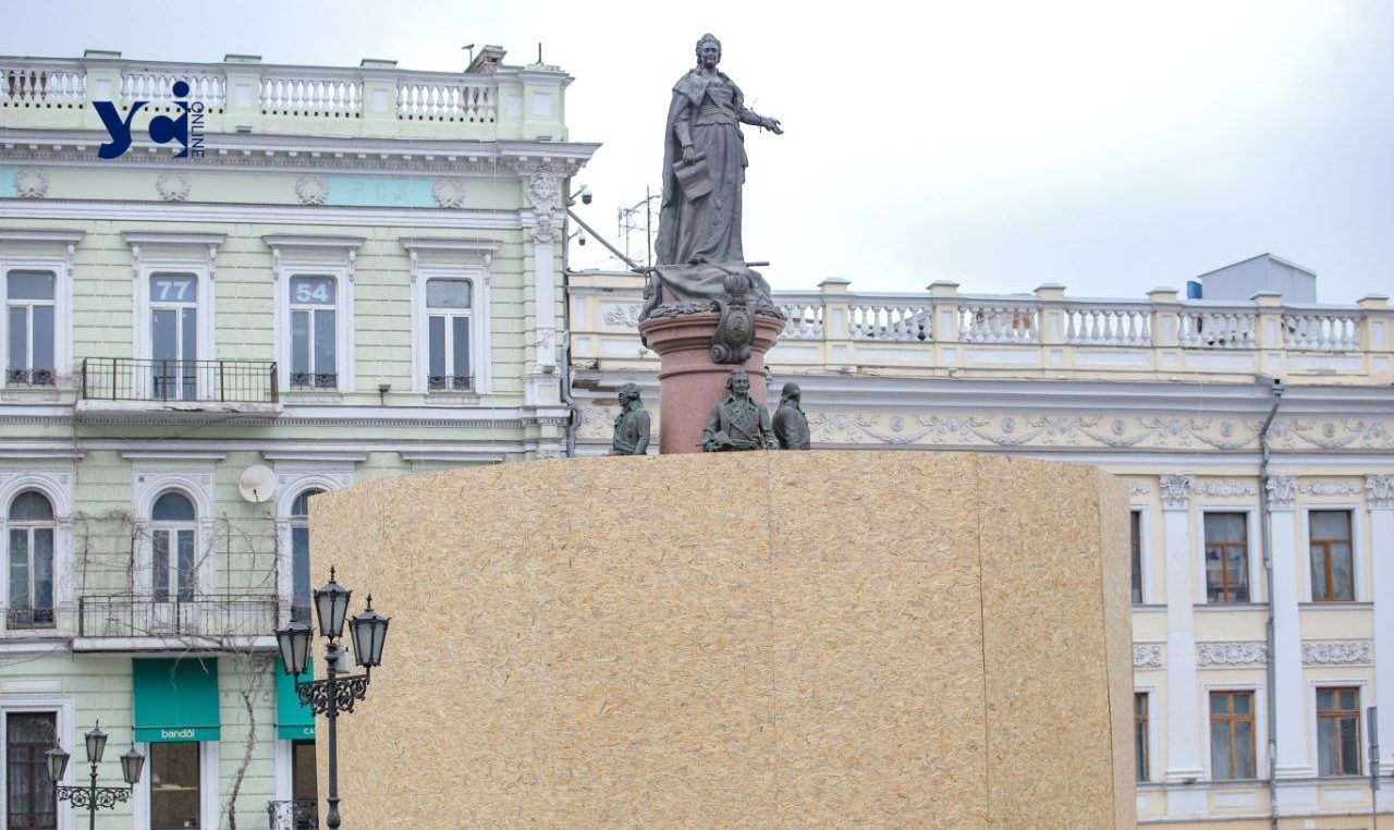 Пам’ятник Катерині II в центрі Одеси огородили парканом (фото) «фото»