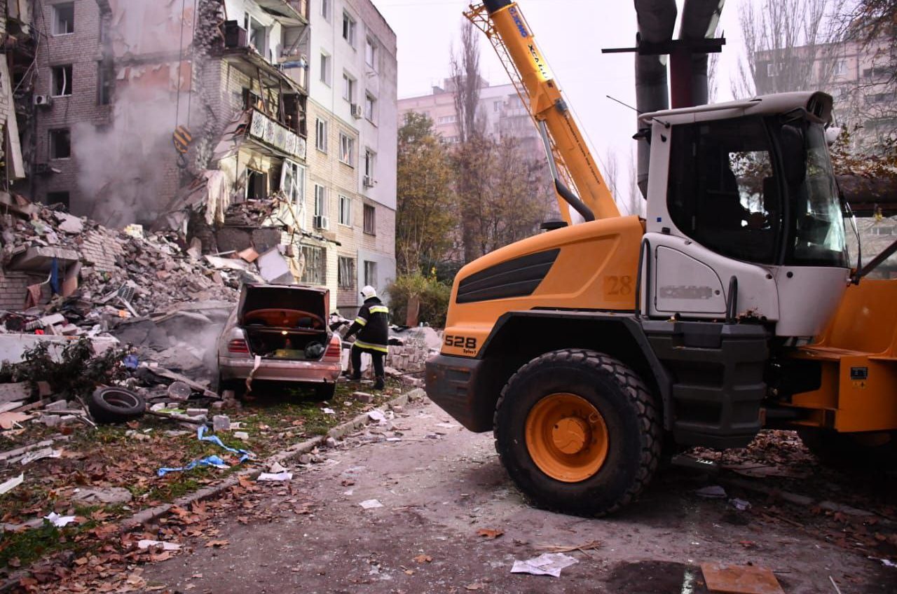 Рашисти зруйнували п’ятиповерхівку у Миколаєві: є загиблі та поранені (ОНОВЛЕНО, фото, відео) «фото»