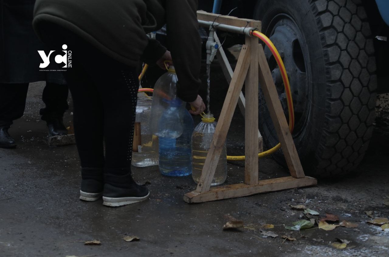 В Одесі містянам доставляли воду на спецавтівках (фото) «фото»