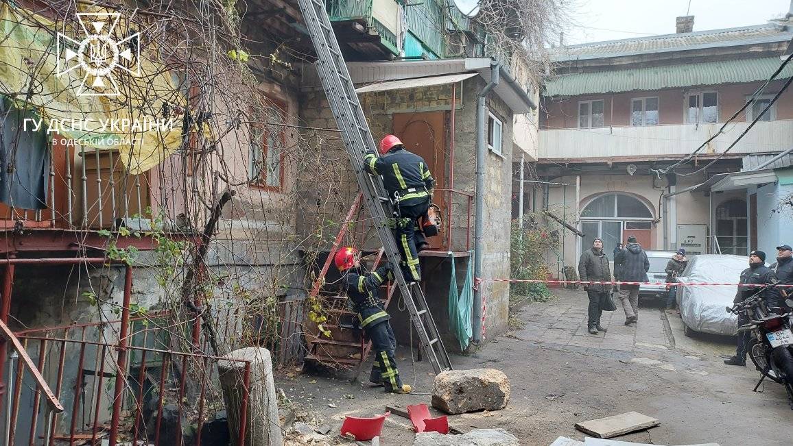 Обвал будівлі в центрі Одеси: рятувальники очистили сходові клітини (фото) «фото»