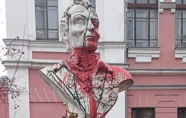 У Миколаєві пам’ятник Суворову облили  фарбою «фото»
